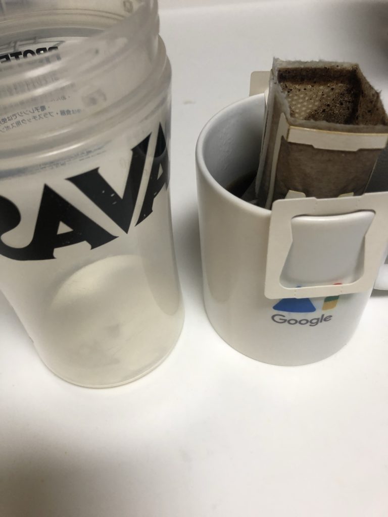 仙台勝山館 MCTコーヒークリーマー165g にコーヒーを混ぜていくの図